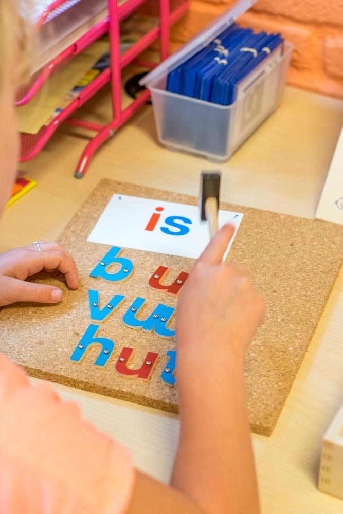 Met Lettertje Tik kan het kind aan de motoriek en letterkennis werken. Op een speelse manier komt het in contact met de letters en kan het woordjes maken.