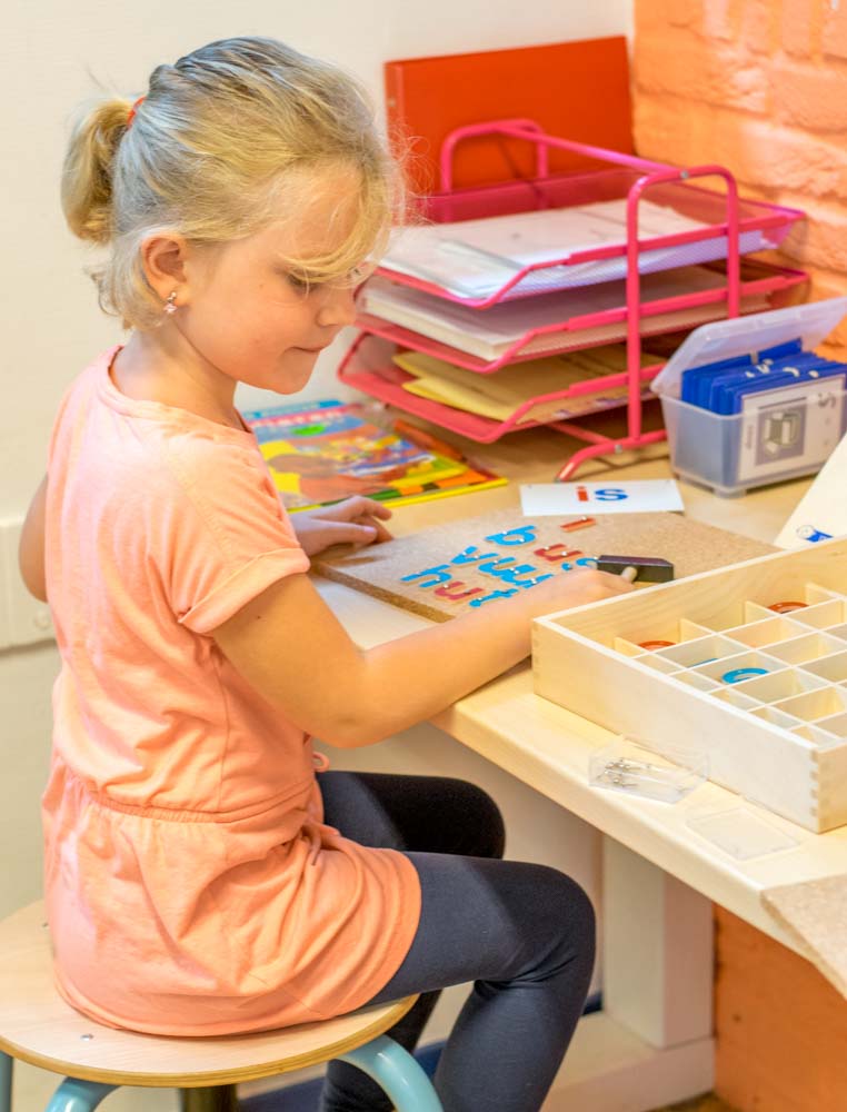 Met Lettertje Tik kan het kind aan de motoriek en letterkennis werken. Op een speelse manier komt het in contact met de letters en kan het woordjes maken.