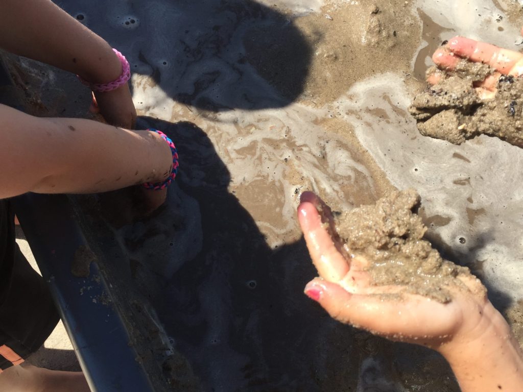 De modderpoel: spelen met zand, water èn modder