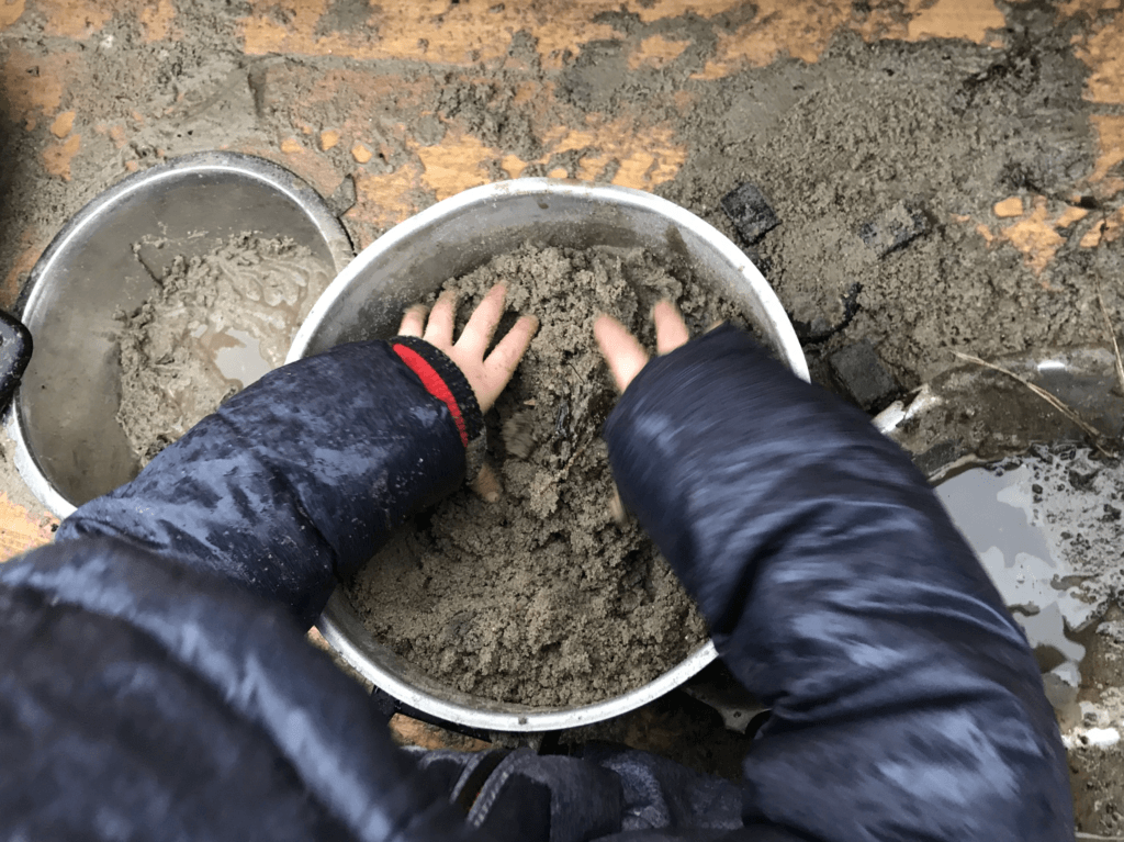 Moddertaartjes, zandpannenkoeken en regensoep: spelen met een modderkeuken